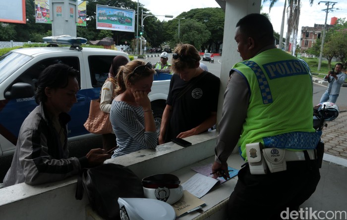 Prittt! Bule Swiss Terjaring Razia Lalin di Banda Aceh karena Tak Pakai Helm