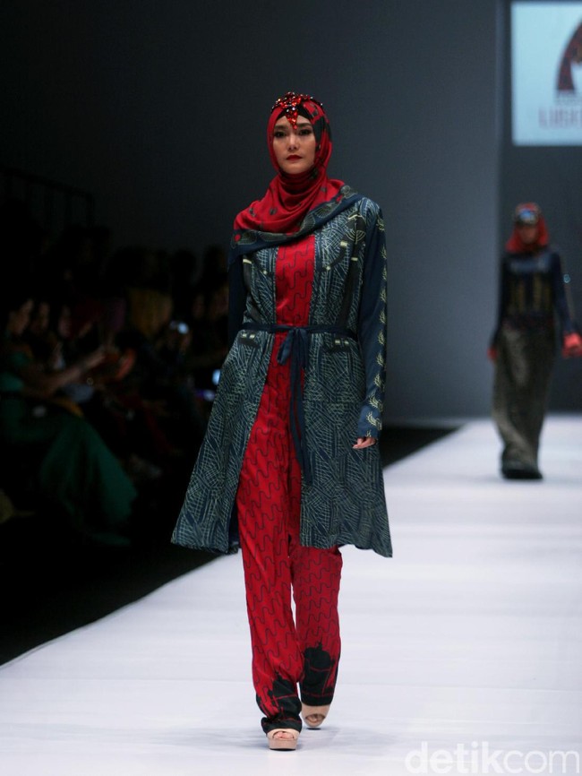 Rancangan Lutfiah Ibrahim Saleh yang menampilkan Koleksi Lusense Krisdayanti mengangkat tema Magical City di Jakarta Fashion Week 2017. Senayan City. Jakarta. [Foto: Mohammad Abduh/Wolipop]