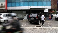 Dulunya, ruko itu dijadikan kantor perusahaan yang bergerak di bidang alat kesehatan. Perusahaan itu menjadi pemenang tender rekayasa dari sejumlah proyek pemerintah, di mana Nazaruddin berada di balik proses tender itu.