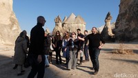 Tak sedikit wisatawan yang datang dan mengabadikan momen bersama dengan latar batuan unik itu di belakangnya. Pokoknya tidak boleh lupa berfoto (Rois/detikTravel)