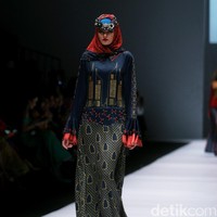 FRancangan Lutfiah Ibrahim Saleh yang menampilkan Koleksi Lusense Krisdayanti mengangkat tema Magical City di Jakarta Fashion Week 2017. Senayan City. Jakarta. [Foto: Mohammad Abduh/Wolipop]
