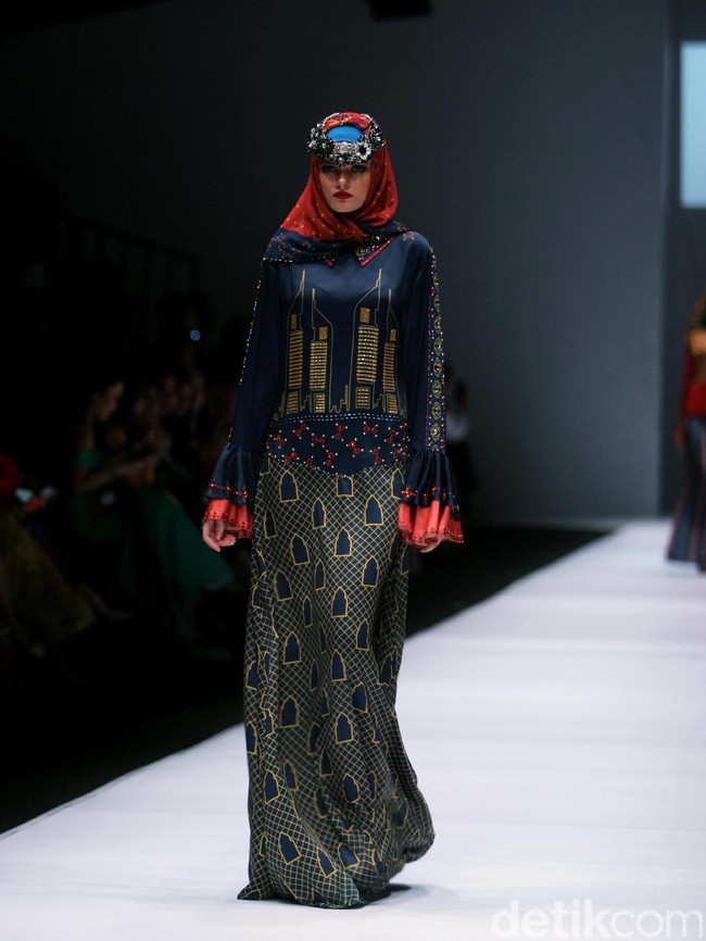 FRancangan Lutfiah Ibrahim Saleh yang menampilkan Koleksi Lusense Krisdayanti mengangkat tema Magical City di Jakarta Fashion Week 2017. Senayan City. Jakarta. [Foto: Mohammad Abduh/Wolipop]