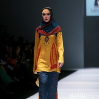 Rancangan Lutfiah Ibrahim Saleh yang menampilkan Koleksi Lusense Krisdayanti mengangkat tema Magical City di Jakarta Fashion Week 2017. Senayan City. Jakarta. [Foto: Mohammad Abduh/Wolipop]