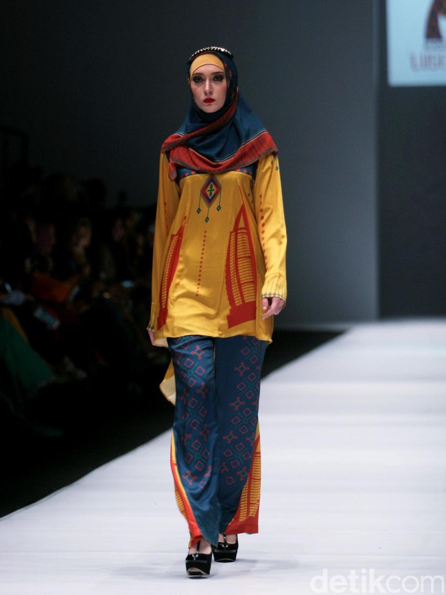 Rancangan Lutfiah Ibrahim Saleh yang menampilkan Koleksi Lusense Krisdayanti mengangkat tema Magical City di Jakarta Fashion Week 2017. Senayan City. Jakarta. [Foto: Mohammad Abduh/Wolipop]