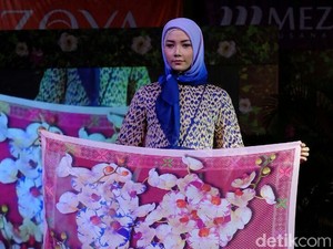 Ivan Gunawan Angkat Batik Hingga Tenun untuk Koleksi Jilbab Zoya