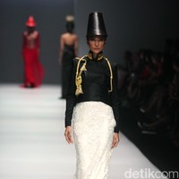 Koleksi Didi kali ini memasukan unsur budaya jawa dengan warna emas agar terkesan lebih anggun. [Foto: Mohammad Abduh/Wolipop]