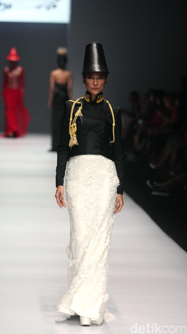 Koleksi Didi kali ini memasukan unsur budaya jawa dengan warna emas agar terkesan lebih anggun. [Foto: Mohammad Abduh/Wolipop]