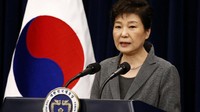Mantan Presiden Korsel Park Geun-Hye dinyatakan bersalah atas dakwaan penyuapan, penyalahgunaan kekuasaan dan pemaksaan. Park divonis 24 tahun penjara oleh pengadilan. Hakim menyatakan Park bersalah telah memaksa perusahaan-perusahaan Korsel untuk membayar donasi sebesar total 77,4 miliar won (Rp 1 triliun) ke dua yayasan non-profit yang dikendalikan oleh teman dekatnya, Choi Soon-Sil. (Foto: REUTERS/Jeon Heon-Kyun/Pool)