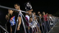 Ribuan warga mengantre sejak Senin pagi waktu setempat di Havana Revolution, tempat penghormatan terakhir kepada Castro. REUTERS/Carlos Garcia Rawlins.