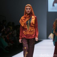 Rancangan Lutfiah Ibrahim Saleh yang menampilkan Koleksi Lusense Krisdayanti mengangkat tema Magical City di Jakarta Fashion Week 2017. Senayan City. Jakarta. [Foto: Mohammad Abduh/Wolipop]