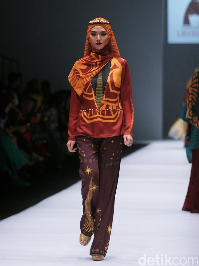 Rancangan Lutfiah Ibrahim Saleh yang menampilkan Koleksi Lusense Krisdayanti mengangkat tema Magical City di Jakarta Fashion Week 2017. Senayan City. Jakarta. [Foto: Mohammad Abduh/Wolipop]