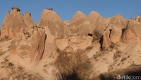 Deretan batuan vulkano yang tampak seperti unta yang tengah berbaris. Liburan ke Cappadocia, pokoknya tidak boleh lupa mampir ke sini! (Rois/detikTravel)