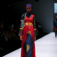 Rancangan Lutfiah Ibrahim Saleh yang menampilkan Koleksi Lusense Krisdayanti mengangkat tema Magical City di Jakarta Fashion Week 2017. Senayan City. Jakarta. [Foto: Mohammad Abduh/Wolipop]