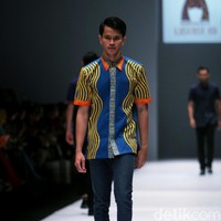 Rancangan Lutfiah Ibrahim Saleh yang menampilkan Koleksi Lusense Krisdayanti mengangkat tema Magical City di Jakarta Fashion Week 2017. Senayan City. Jakarta. [Foto: Mohammad Abduh/Wolipop]