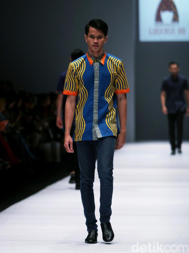 Rancangan Lutfiah Ibrahim Saleh yang menampilkan Koleksi Lusense Krisdayanti mengangkat tema Magical City di Jakarta Fashion Week 2017. Senayan City. Jakarta. [Foto: Mohammad Abduh/Wolipop]