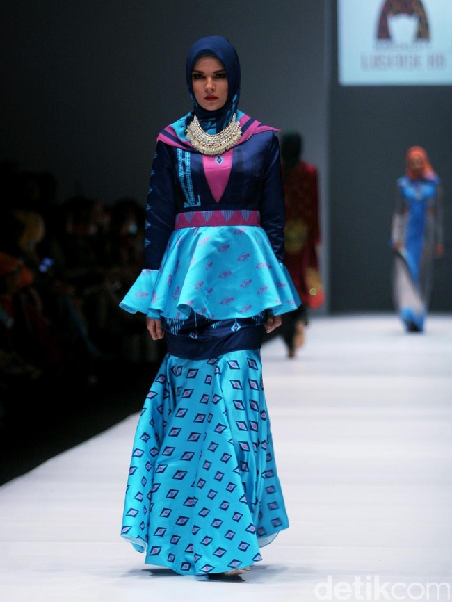 Rancangan Lutfiah Ibrahim Saleh yang menampilkan Koleksi Lusense Krisdayanti mengangkat tema Magical City di Jakarta Fashion Week 2017. Senayan City. Jakarta. [Foto: Mohammad Abduh/Wolipop]