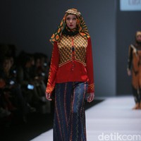 Rancangan Lutfiah Ibrahim Saleh yang menampilkan Koleksi Lusense Krisdayanti mengangkat tema Magical City di Jakarta Fashion Week 2017. Senayan City. Jakarta. [Foto: Mohammad Abduh/Wolipop]