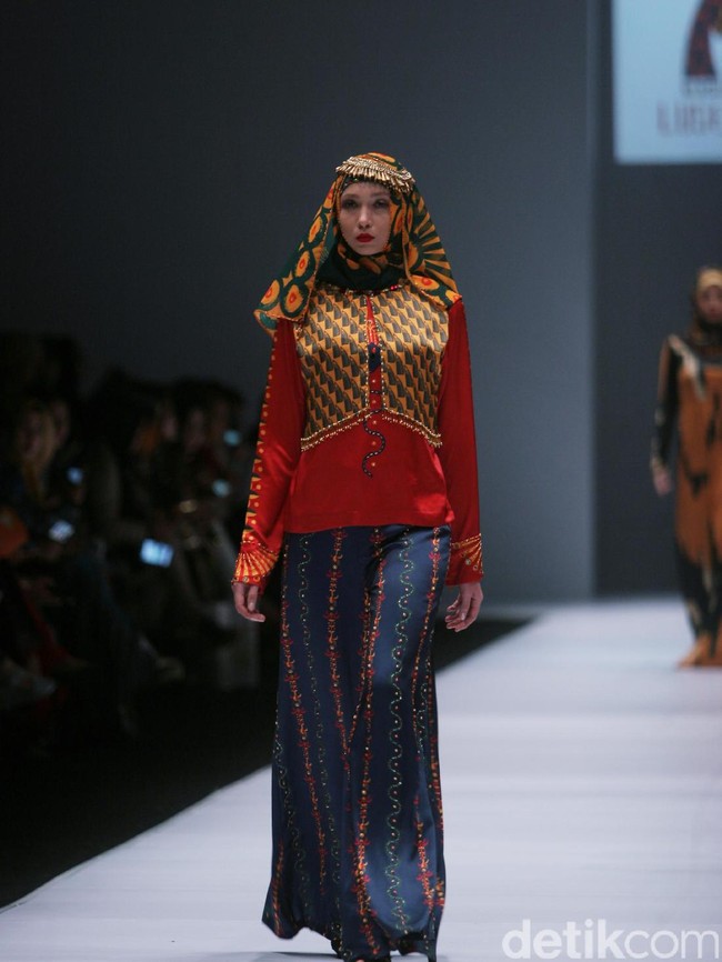 Rancangan Lutfiah Ibrahim Saleh yang menampilkan Koleksi Lusense Krisdayanti mengangkat tema Magical City di Jakarta Fashion Week 2017. Senayan City. Jakarta. [Foto: Mohammad Abduh/Wolipop]