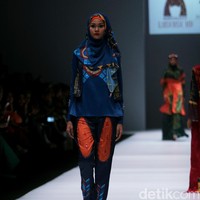 Rancangan Lutfiah Ibrahim Saleh yang menampilkan Koleksi Lusense Krisdayanti mengangkat tema Magical City di Jakarta Fashion Week 2017. Senayan City. Jakarta. [Foto: Mohammad Abduh/Wolipop]