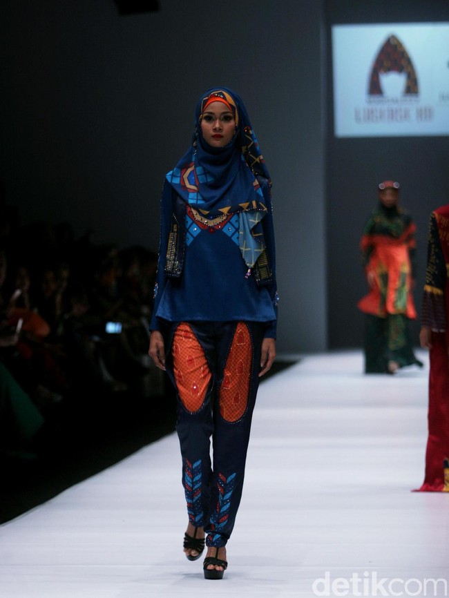 Rancangan Lutfiah Ibrahim Saleh yang menampilkan Koleksi Lusense Krisdayanti mengangkat tema Magical City di Jakarta Fashion Week 2017. Senayan City. Jakarta. [Foto: Mohammad Abduh/Wolipop]