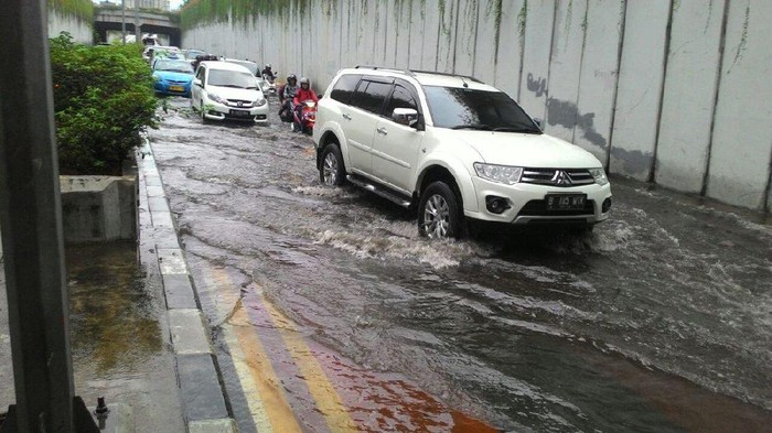 Genangan Air 20 Cm di Underpass Kemayoran, Lalin Tersendat