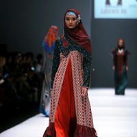 Rancangan Lutfiah Ibrahim Saleh yang menampilkan Koleksi Lusense Krisdayanti mengangkat tema Magical City di Jakarta Fashion Week 2017. Senayan City. Jakarta. [Foto: Mohammad Abduh/Wolipop]