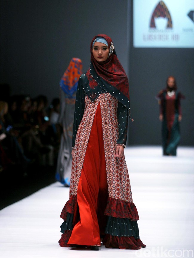 Rancangan Lutfiah Ibrahim Saleh yang menampilkan Koleksi Lusense Krisdayanti mengangkat tema Magical City di Jakarta Fashion Week 2017. Senayan City. Jakarta. [Foto: Mohammad Abduh/Wolipop]
