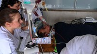 Korban luka dilarikan ke rumah sakit. Luis Acosta/AFP/detikFoto.