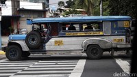 Mirip sopir angkot di Indonesia, Jeepney juga bisa berhenti di sembarang tempat dimana sang penumpang akan turun. Foto: Rachman Haryanto