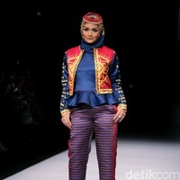 Rancangan Lutfiah Ibrahim Saleh yang menampilkan Koleksi Lusense Krisdayanti mengangkat tema Magical City di Jakarta Fashion Week 2017. Senayan City. Jakarta. [Foto: Mohammad Abduh/Wolipop]