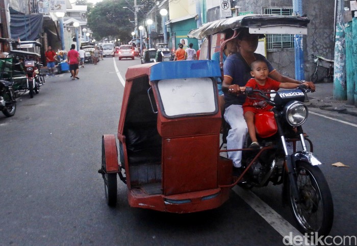 Filipina Larang Pengendara Motor Boncengin Anak