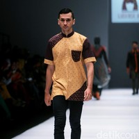 Rancangan Lutfiah Ibrahim Saleh yang menampilkan Koleksi Lusense Krisdayanti mengangkat tema Magical City di Jakarta Fashion Week 2017. Senayan City. Jakarta. [Foto: Mohammad Abduh/Wolipop]
