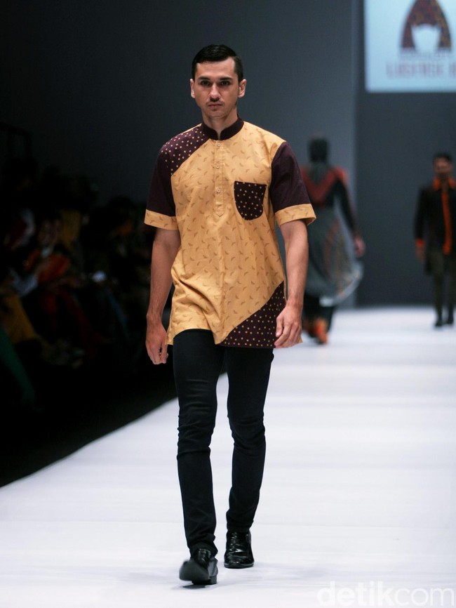 Rancangan Lutfiah Ibrahim Saleh yang menampilkan Koleksi Lusense Krisdayanti mengangkat tema Magical City di Jakarta Fashion Week 2017. Senayan City. Jakarta. [Foto: Mohammad Abduh/Wolipop]