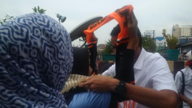 Lincahnya Sandiaga Menari Jaipong Bersama Warga Grogol Petamburan