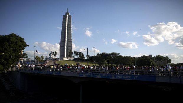 Warga Kuba mengantre untuk memberikan penghormatan terakhir pada Fidel Castro