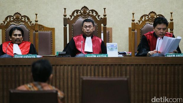 Pertanyaan Hakim Nawawi Bikin Penyuap Irman Gusman Menangis Tersedu-sedu