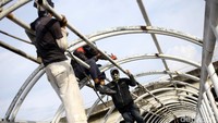 Sejumlah pekerja memperbaiki Jembatan Penyeberangan Orang (JPO) di kawasan Grogol.
