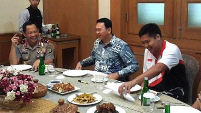 Tentang Foto Botol Equil di Depan Kapolri dan Ahok yang Disangka Miras Tentang Foto Botol Equil di Depan Kapolri dan Ahok yang Disangka Miras