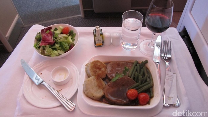 Makanan di dalam pesawat Emirates