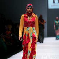 Rancangan Lutfiah Ibrahim Saleh yang menampilkan Koleksi Lusense Krisdayanti mengangkat tema Magical City di Jakarta Fashion Week 2017. Senayan City. Jakarta. [Foto: Mohammad Abduh/Wolipop]