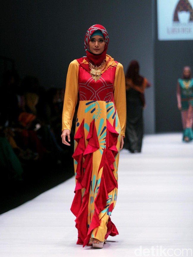 Rancangan Lutfiah Ibrahim Saleh yang menampilkan Koleksi Lusense Krisdayanti mengangkat tema Magical City di Jakarta Fashion Week 2017. Senayan City. Jakarta. [Foto: Mohammad Abduh/Wolipop]