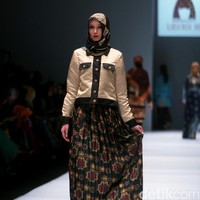 Rancangan Lutfiah Ibrahim Saleh yang menampilkan Koleksi Lusense Krisdayanti mengangkat tema Magical City di Jakarta Fashion Week 2017. Senayan City. Jakarta. [Foto: Mohammad Abduh/Wolipop]
