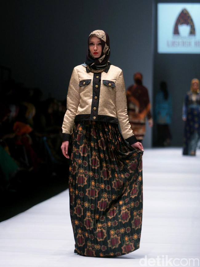 Rancangan Lutfiah Ibrahim Saleh yang menampilkan Koleksi Lusense Krisdayanti mengangkat tema Magical City di Jakarta Fashion Week 2017. Senayan City. Jakarta. [Foto: Mohammad Abduh/Wolipop]