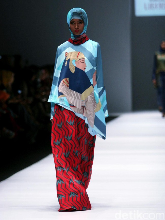 Rancangan Lutfiah Ibrahim Saleh yang menampilkan Koleksi Lusense Krisdayanti mengangkat tema Magical City di Jakarta Fashion Week 2017. Senayan City. Jakarta. [Foto: Mohammad Abduh/Wolipop]