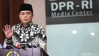 Namun, Ade Komarudin (Akom) tak lama menjabat sebagai Ketua DPR. Di tahun yang sama, tepatnya November 2016 dia dicopot dari Ketua DPR dan digantikan Novanto lagi. (Foto: Lamhot Aritonang)