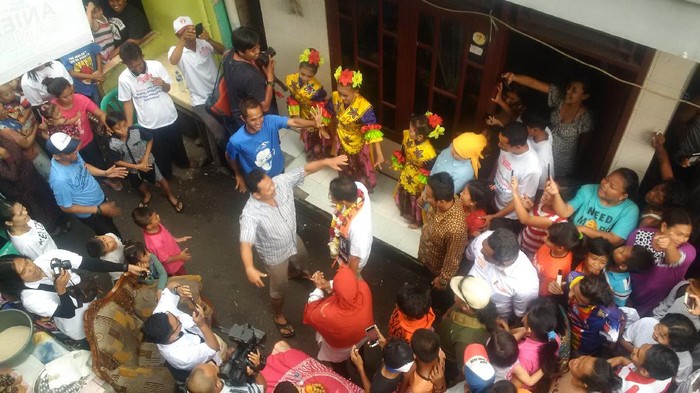 Lincahnya Sandiaga Menari Jaipong Bersama Warga Grogol Petamburan