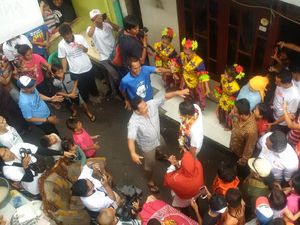 Lincahnya Sandiaga Menari Jaipong Bersama Warga Grogol Petamburan