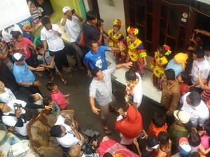 Lincahnya Sandiaga Menari Jaipong Bersama Warga Grogol Petamburan