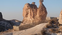 Setelah terpuaskan dengan melihat bebatuan Pasabag. Anda juga bisa menyaksikan bebatuan yang berbentuk unta (Camel Valley). Sayangnya, oleh otoritas setempat batu yang berbentuk unta itu dipagari agar tidak dinaiki oleh pengunjung (Rois/detikTravel)