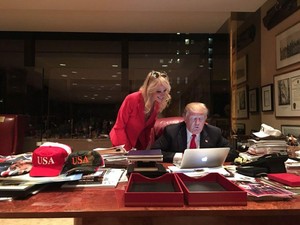 Foto Langka Donald Trump Pakai MacBook